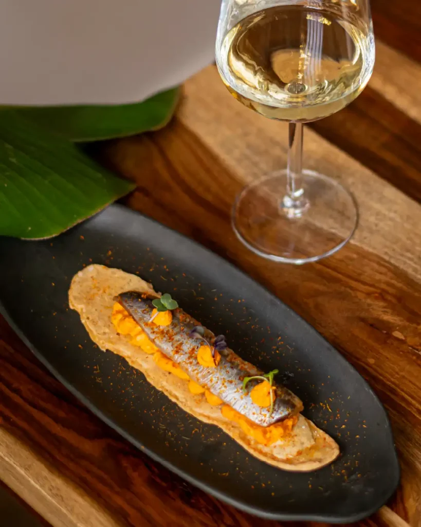 Kracker de yuca, mantequilla de chontaduro y sardina ahumada