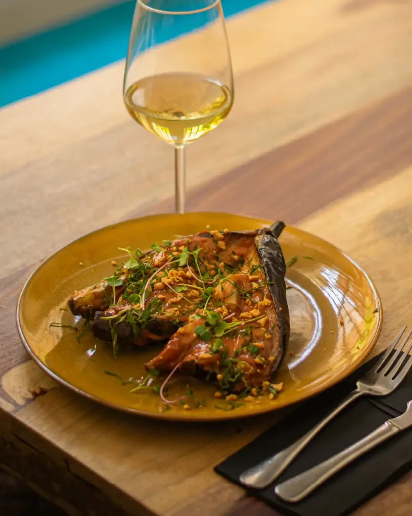 Berenjena confitada, salsa de maní tostado