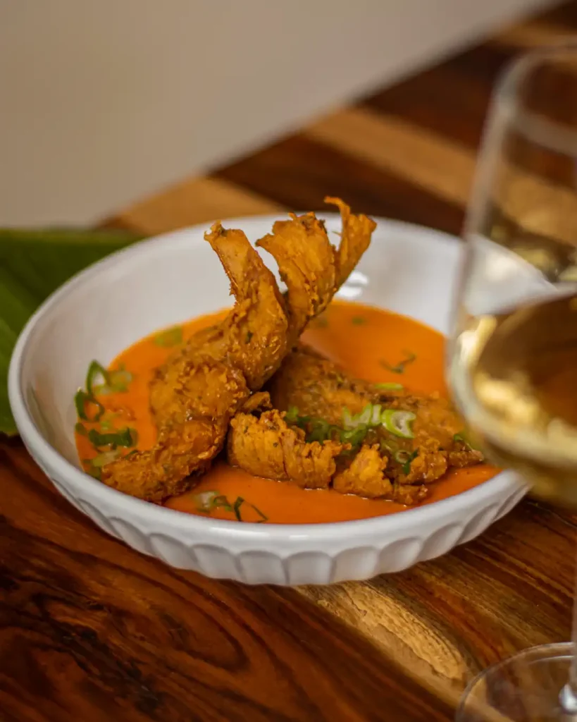 Aleta rebozada y frita acompañada de crema de encocado