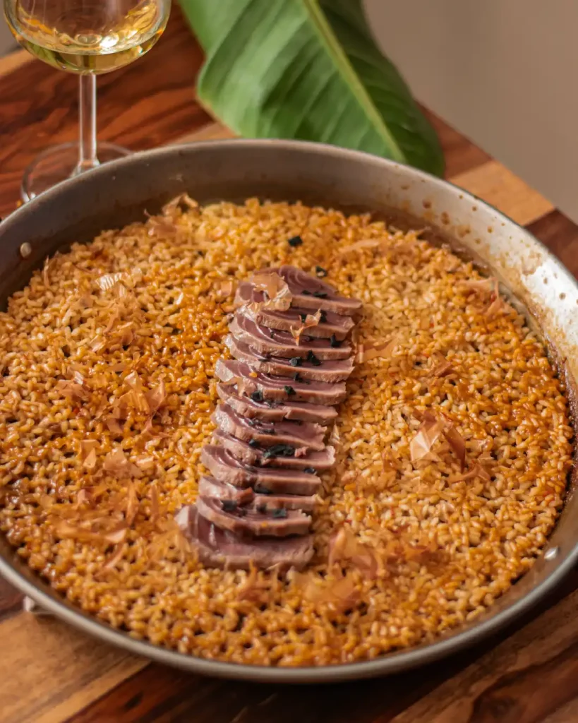 Arroz en paella con tataki de bonito