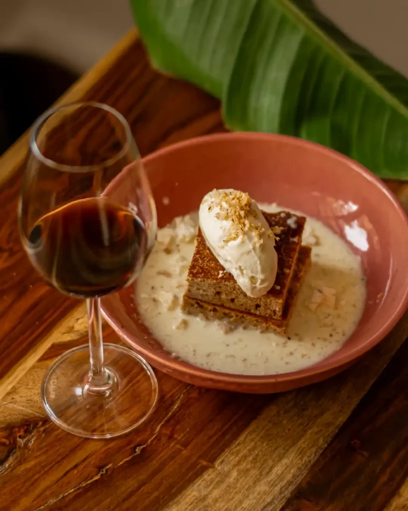 Bizcocho con milo, helado y tres leches con azafrán