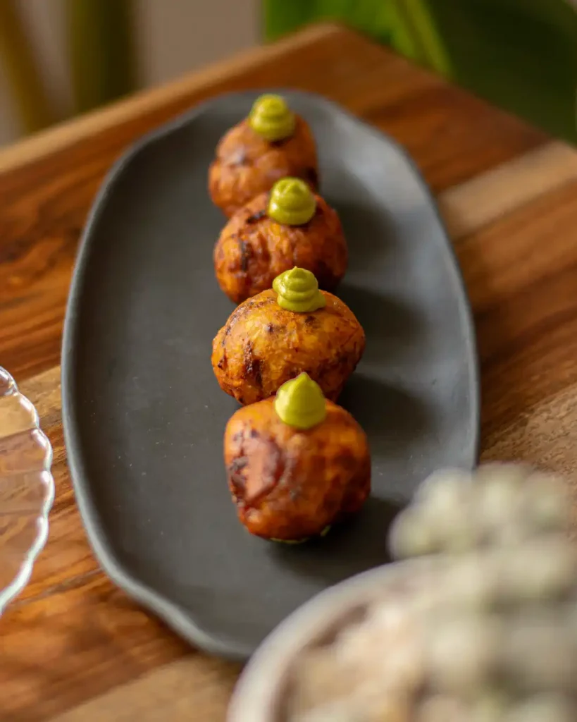 Chicharrón de papada envuelto en plátano maduro frito