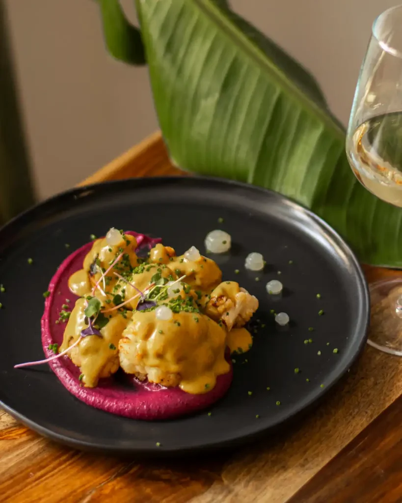 Crucíferas al vacío, hummus de alubia roja y remolacha, salsa de ras el hanout y lima