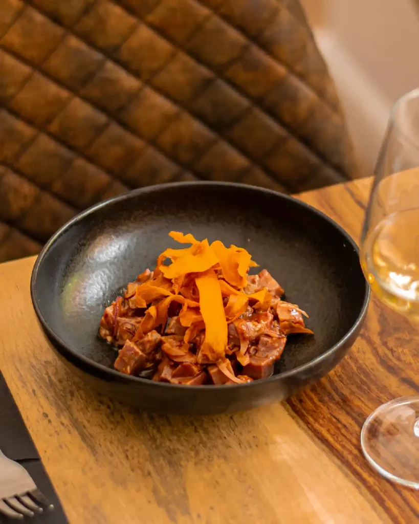 Tartar bonito, aderezado con lima y chipotle